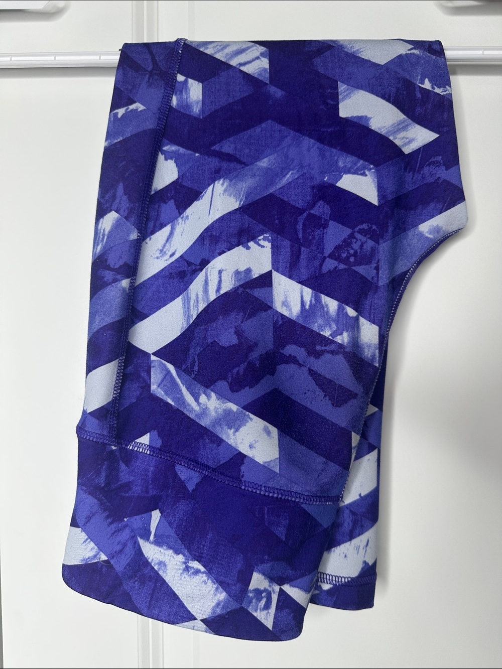 Old Navy Indigo Chevron 20” Capri Leggings